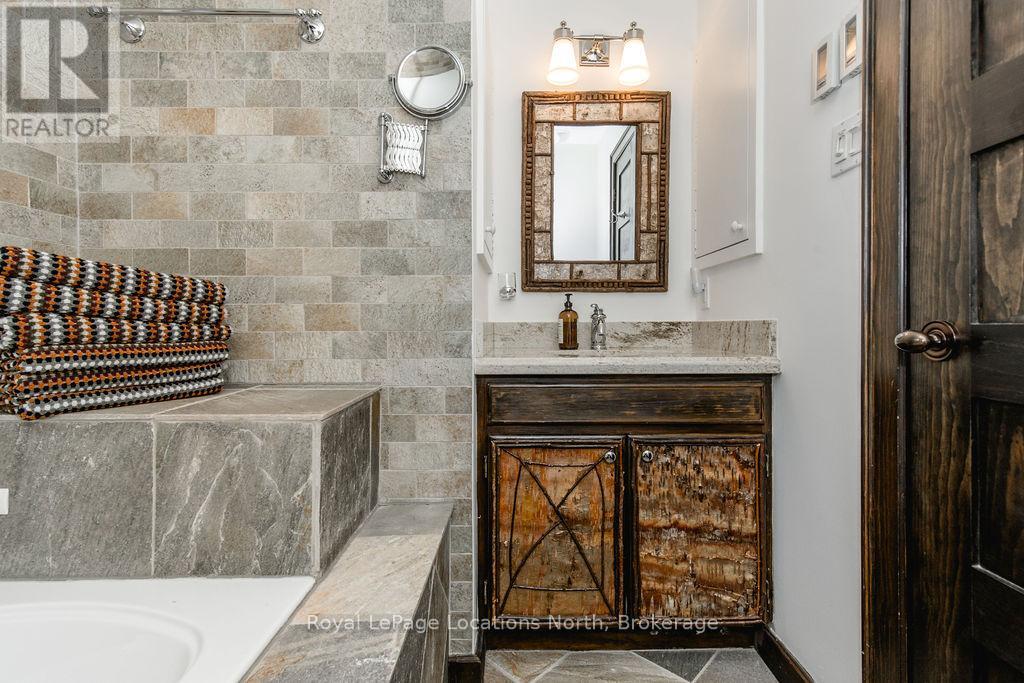 138 St Moritz Crescent, Blue Mountains, Ontario  L9Y 0S6 - Photo 12 - X12072915