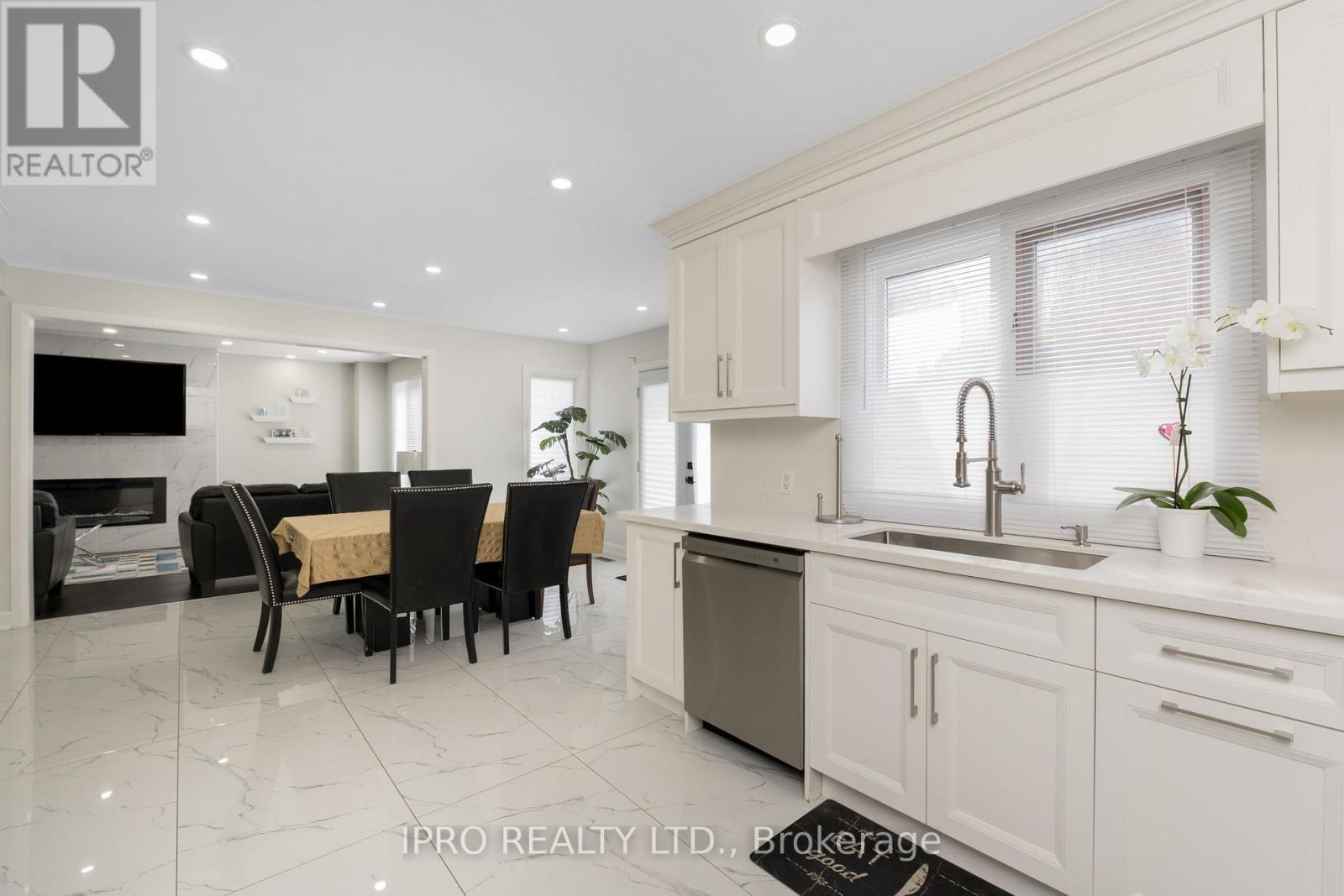108 Zinnia Place, Vaughan, Ontario  L4L 6G5 - Photo 13 - N12072913