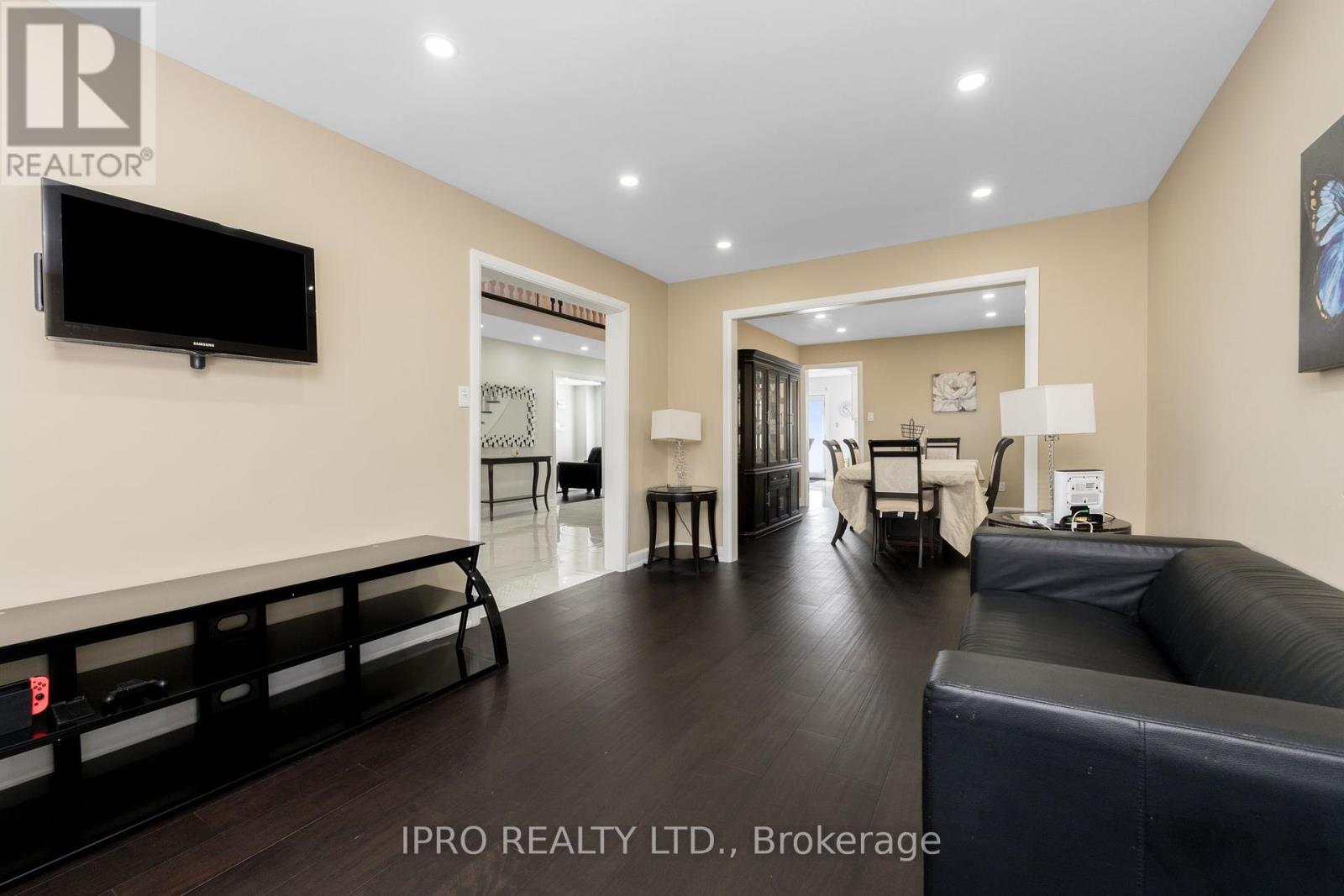 108 Zinnia Place, Vaughan, Ontario  L4L 6G5 - Photo 7 - N12072913