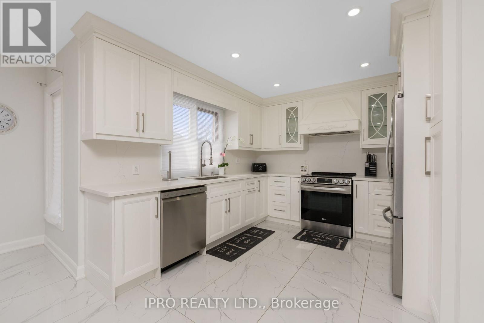 108 Zinnia Place, Vaughan, Ontario  L4L 6G5 - Photo 9 - N12072913