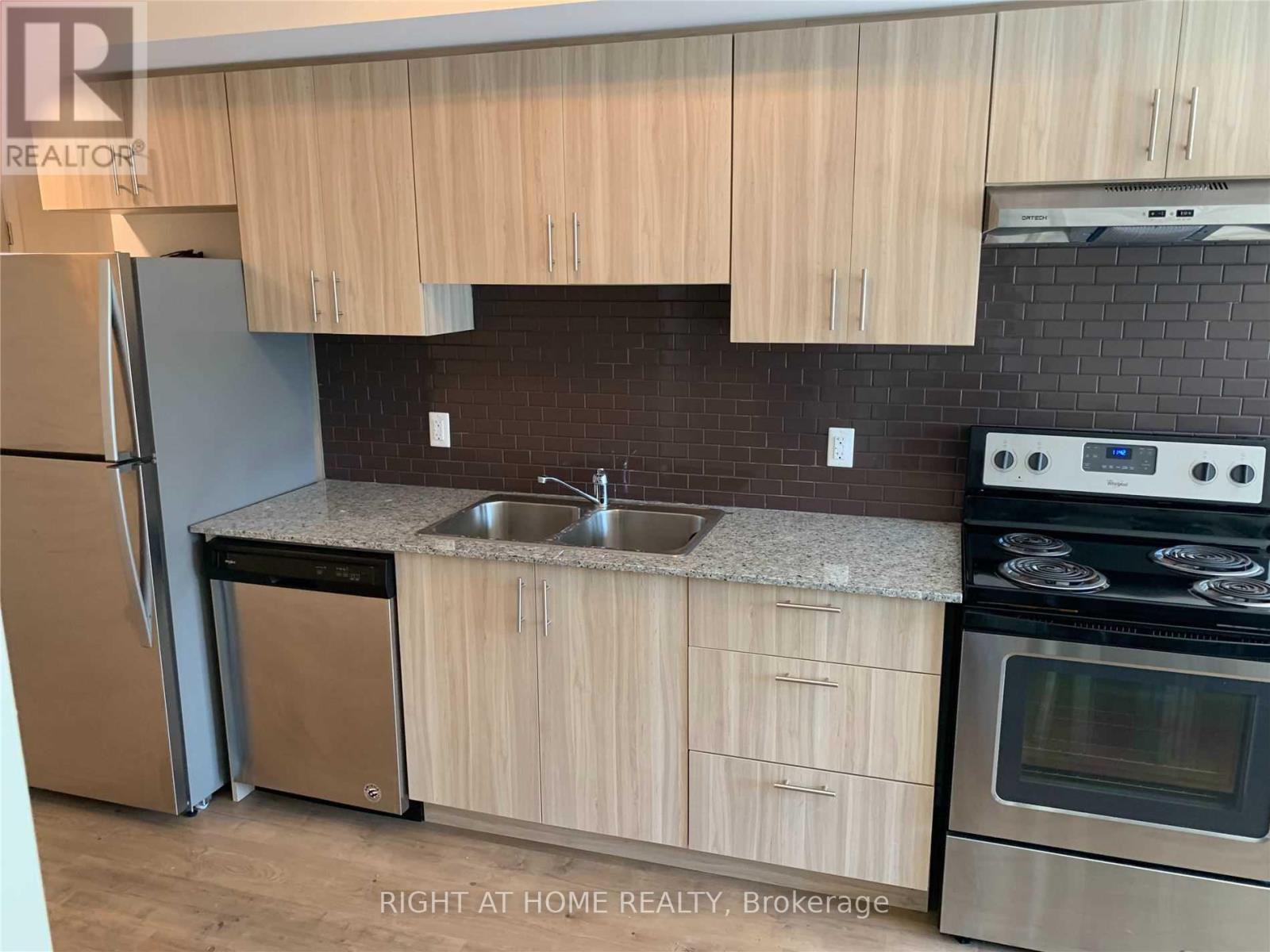 F114 - 275 Larch Street S, Waterloo, Ontario  N2L 0J3 - Photo 2 - X12072932