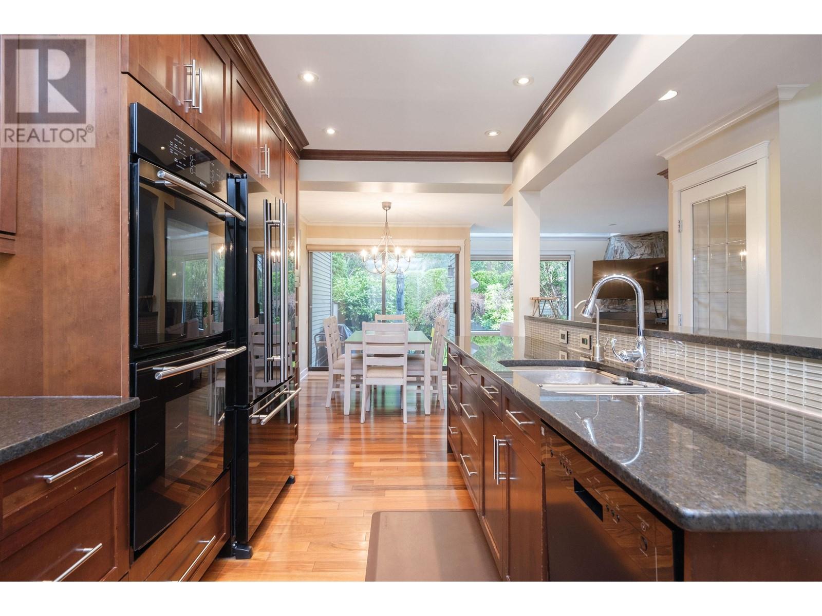1151 Montroyal Boulevard, North Vancouver, British Columbia  V7R 2H8 - Photo 6 - R2988522