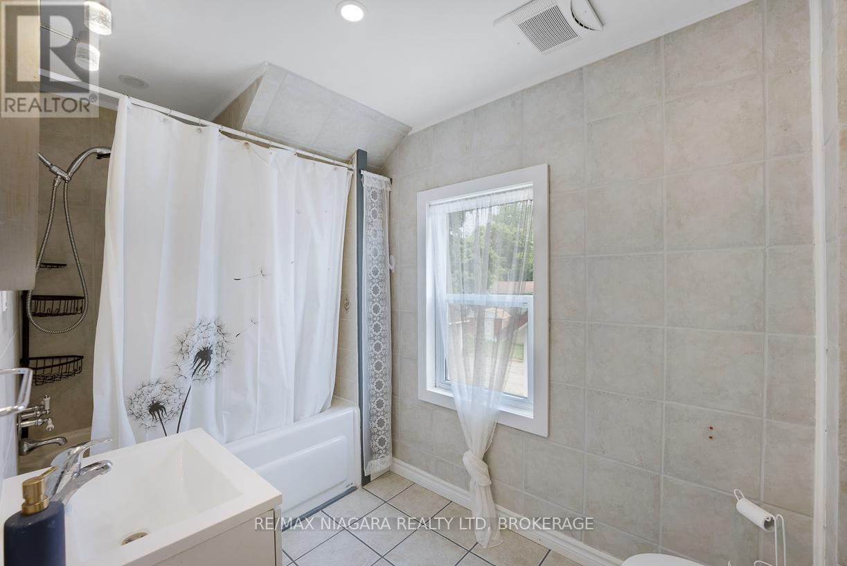 20 Randolph Street, Welland, Ontario  L3B 4C2 - Photo 24 - X12073036