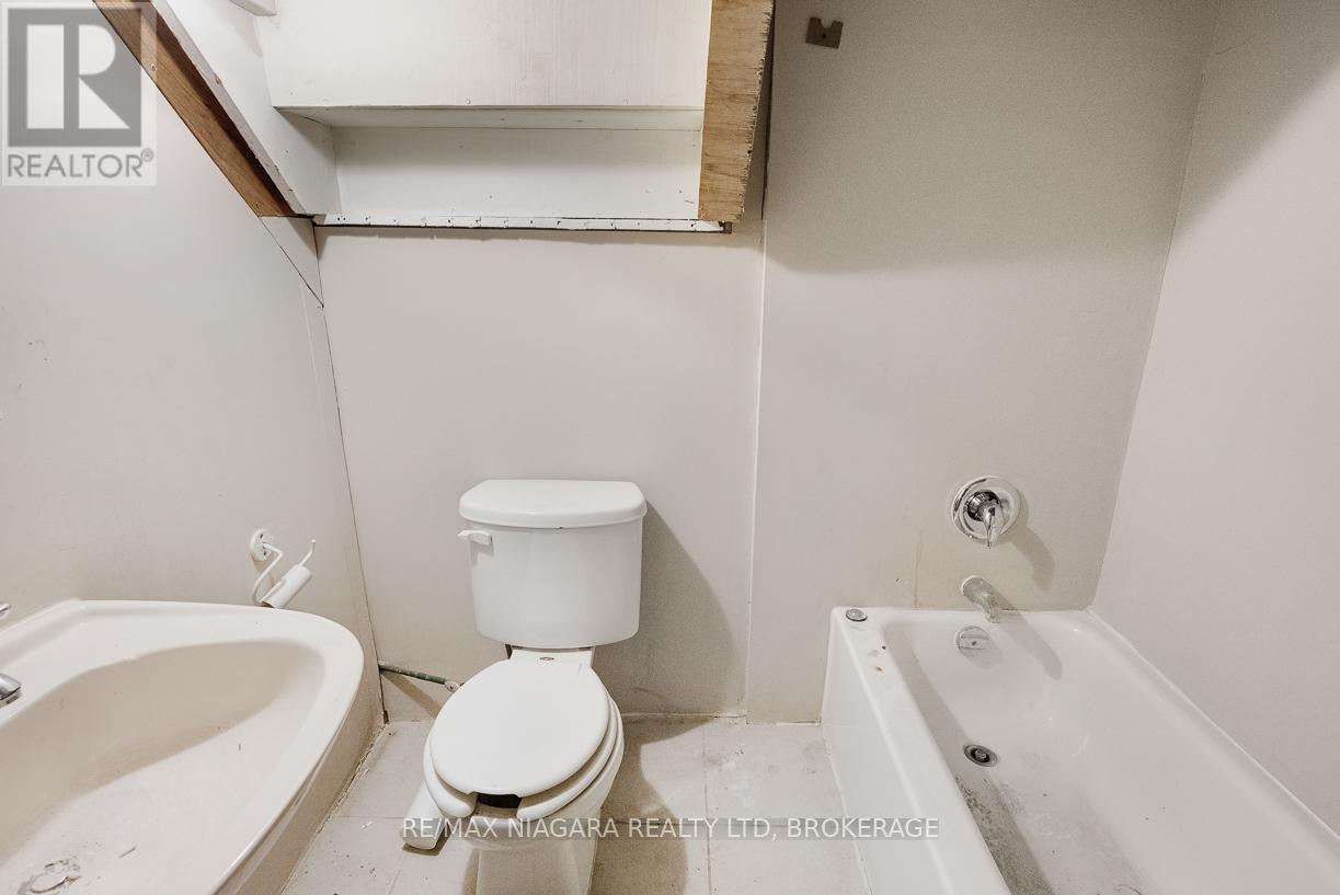 20 Randolph Street, Welland, Ontario  L3B 4C2 - Photo 30 - X12073036