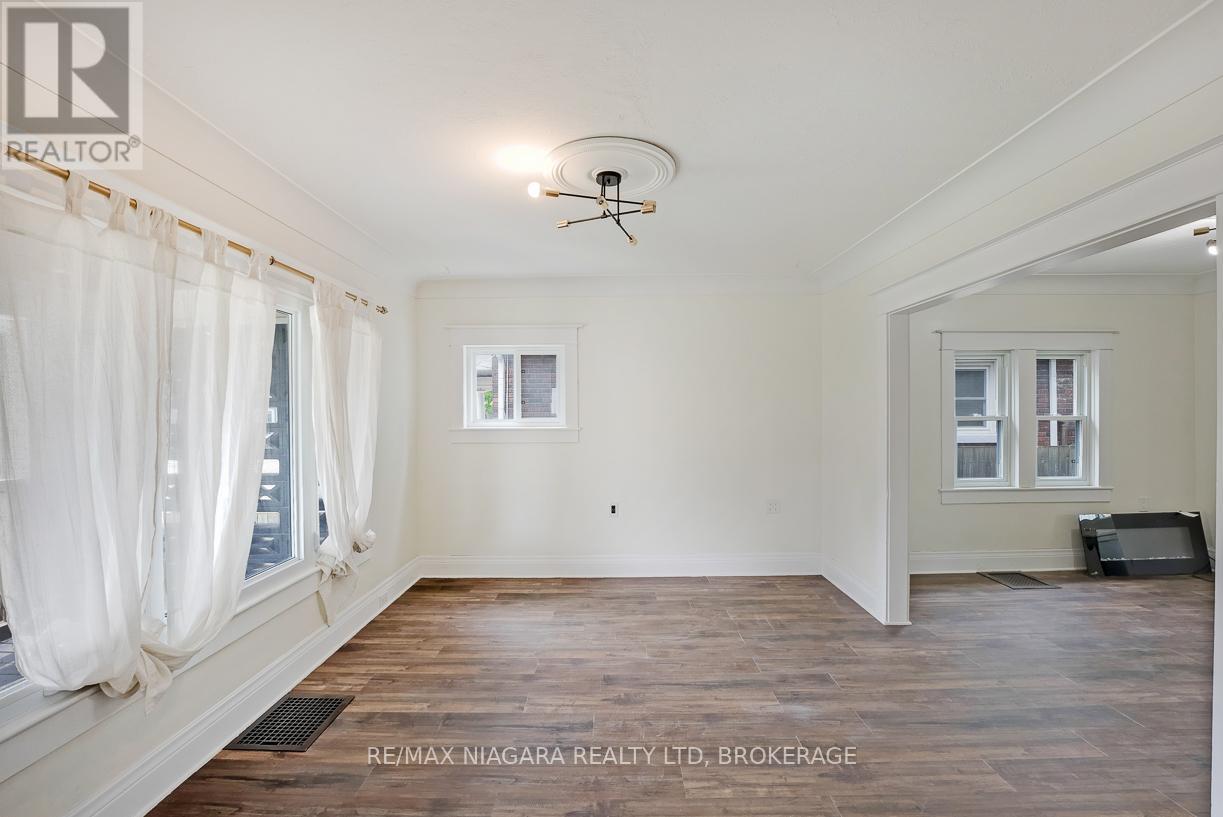20 Randolph Street, Welland, Ontario  L3B 4C2 - Photo 5 - X12073036