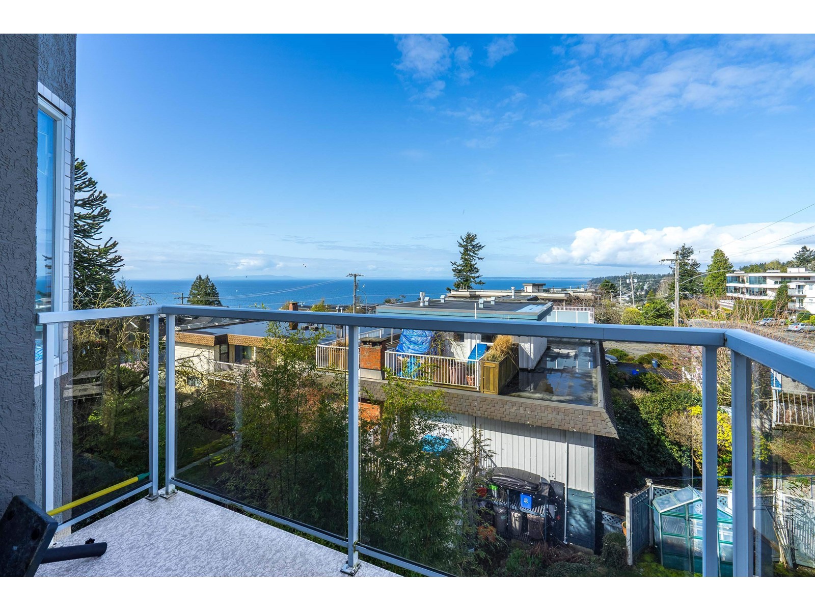 301 15130 Prospect Avenue, White Rock, British Columbia  V4B 2B9 - Photo 1 - R2988518