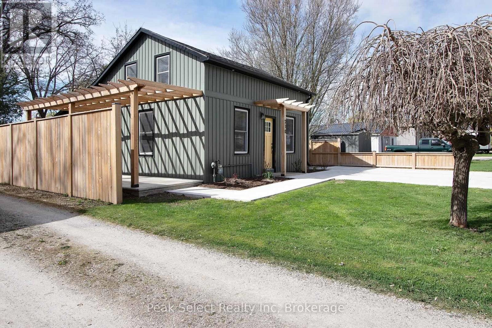 210 Jones Street W, St. Marys, Ontario  N4X 1B1 - Photo 4 - X12073019