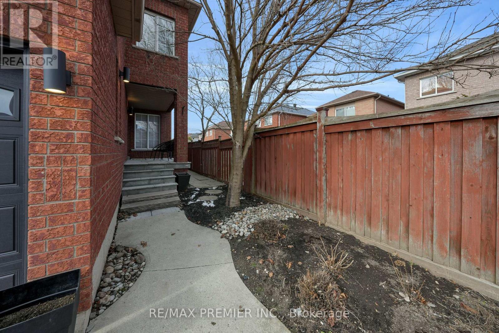 Property at 16 SHADY GLEN CRESCENT image 4