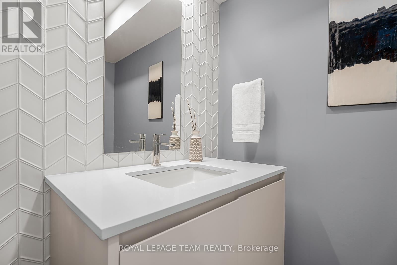 Property at 125 PERIDOT PRIVATE image 4