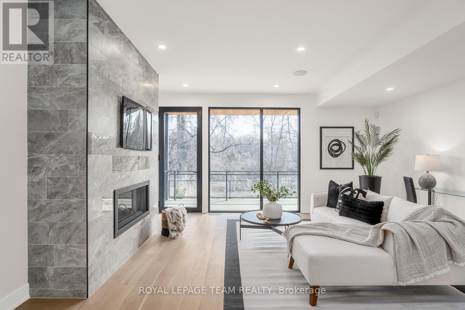 Property at 125 PERIDOT PRIVATE image 5