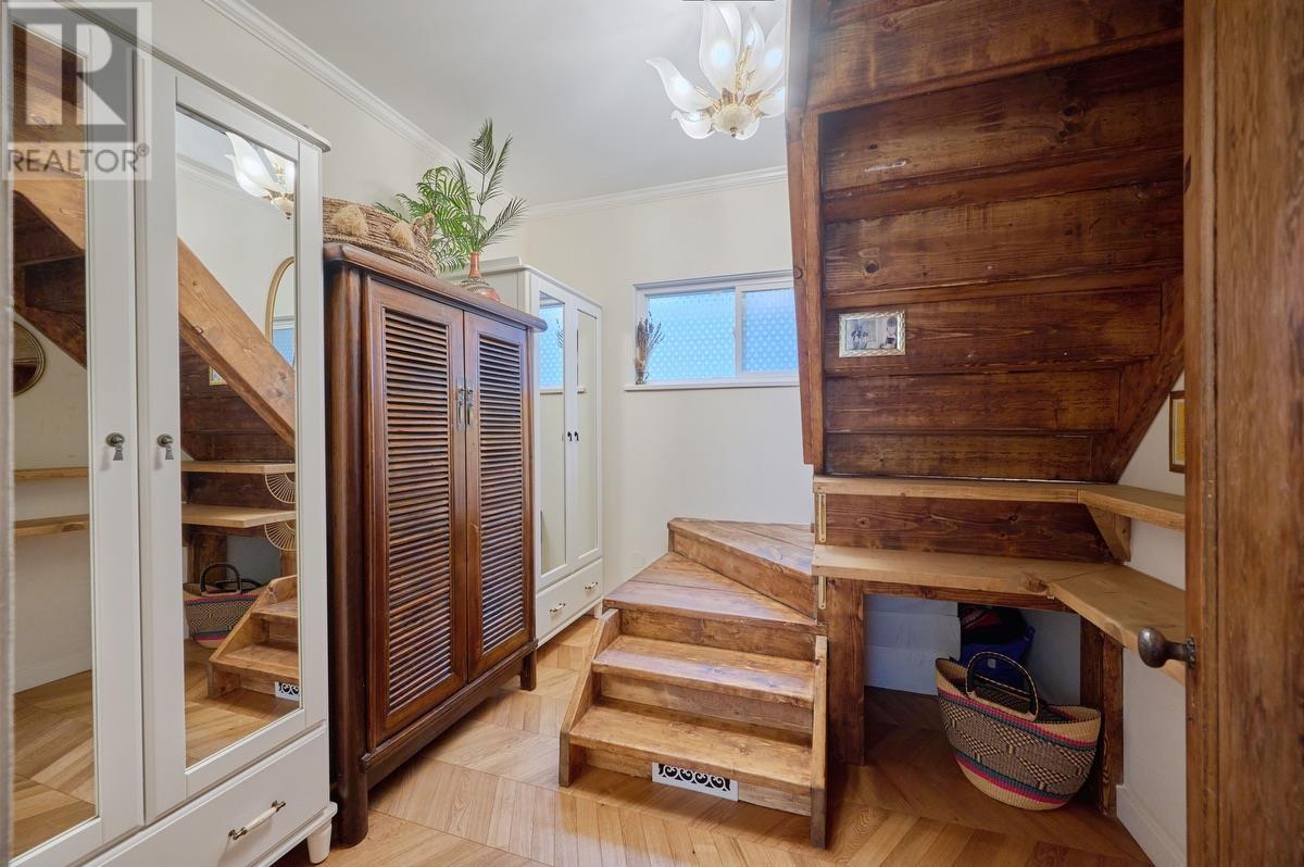221 W 23rd Street, North Vancouver, British Columbia  V7M 2B4 - Photo 9 - R2988556