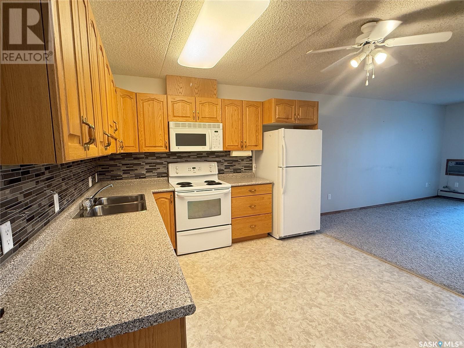 205 104 5th Street Ne, Weyburn, Saskatchewan  S4H 0Z1 - Photo 6 - SK002176
