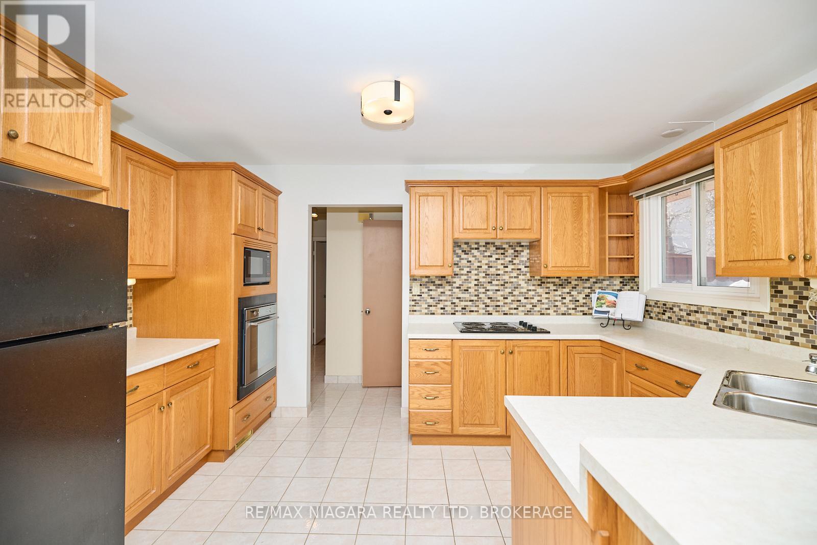 8 Densgrove Drive, St. Catharines, Ontario  L2M 3M2 - Photo 8 - X12073197