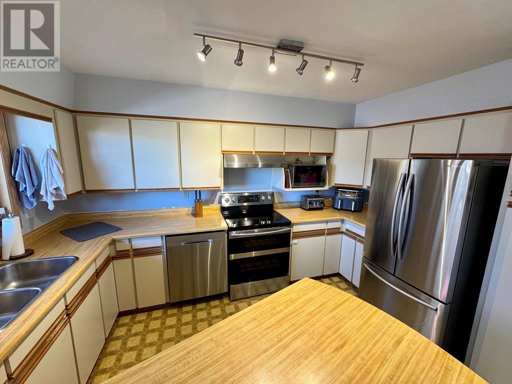 1708 Cedarwood Court, Dawson Creek, British Columbia  V1G 4L8 - Photo 9 - 10342825