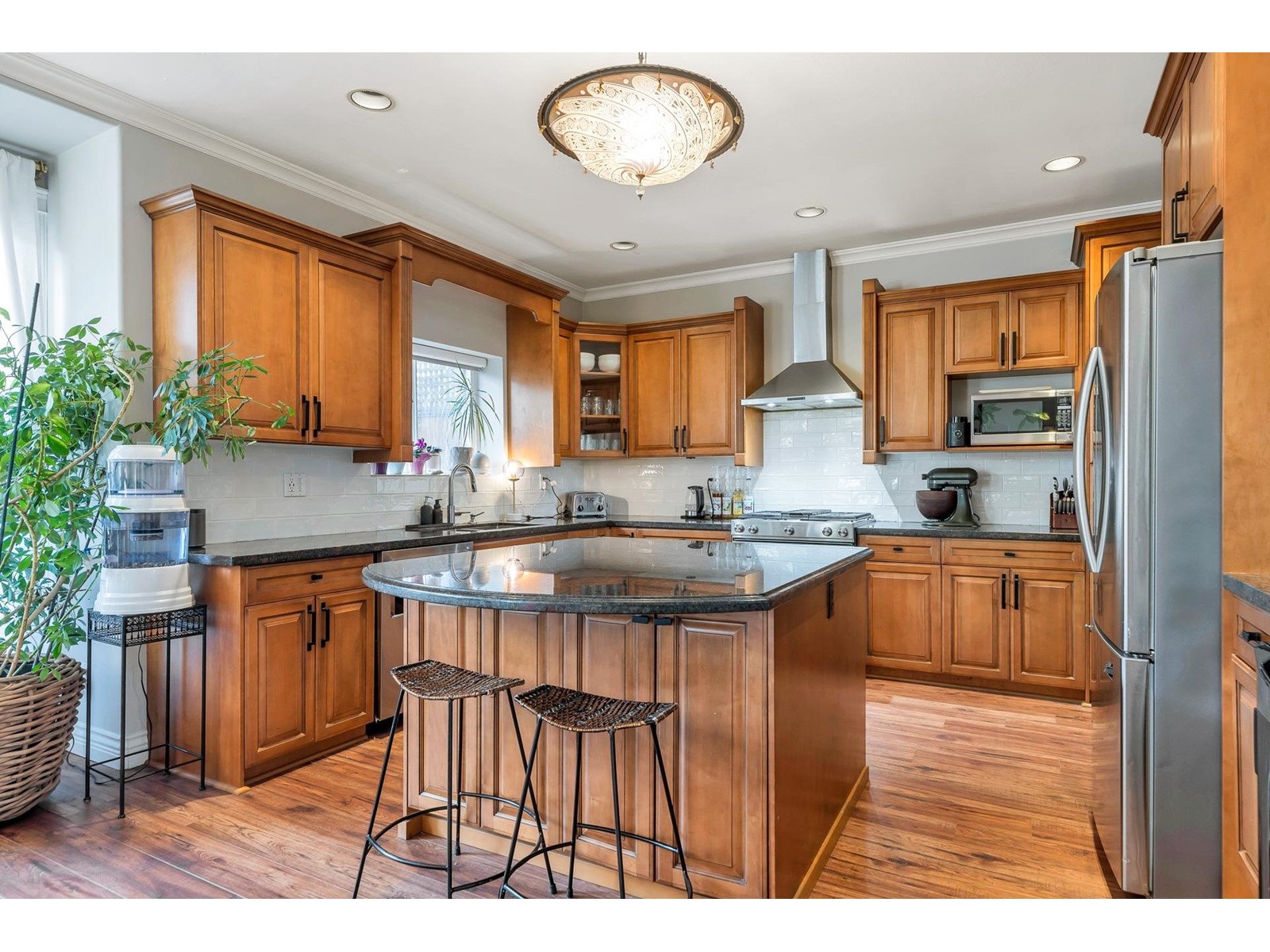 Property at 14936 35 AVENUE image 2