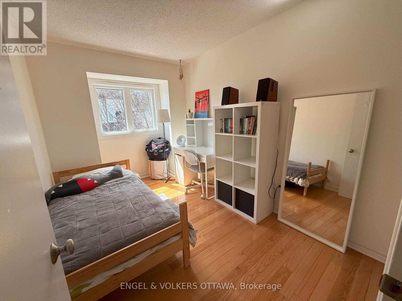 37 Lightfoot Place, Ottawa, Ontario  K2L 3M6 - Photo 12 - X12073252