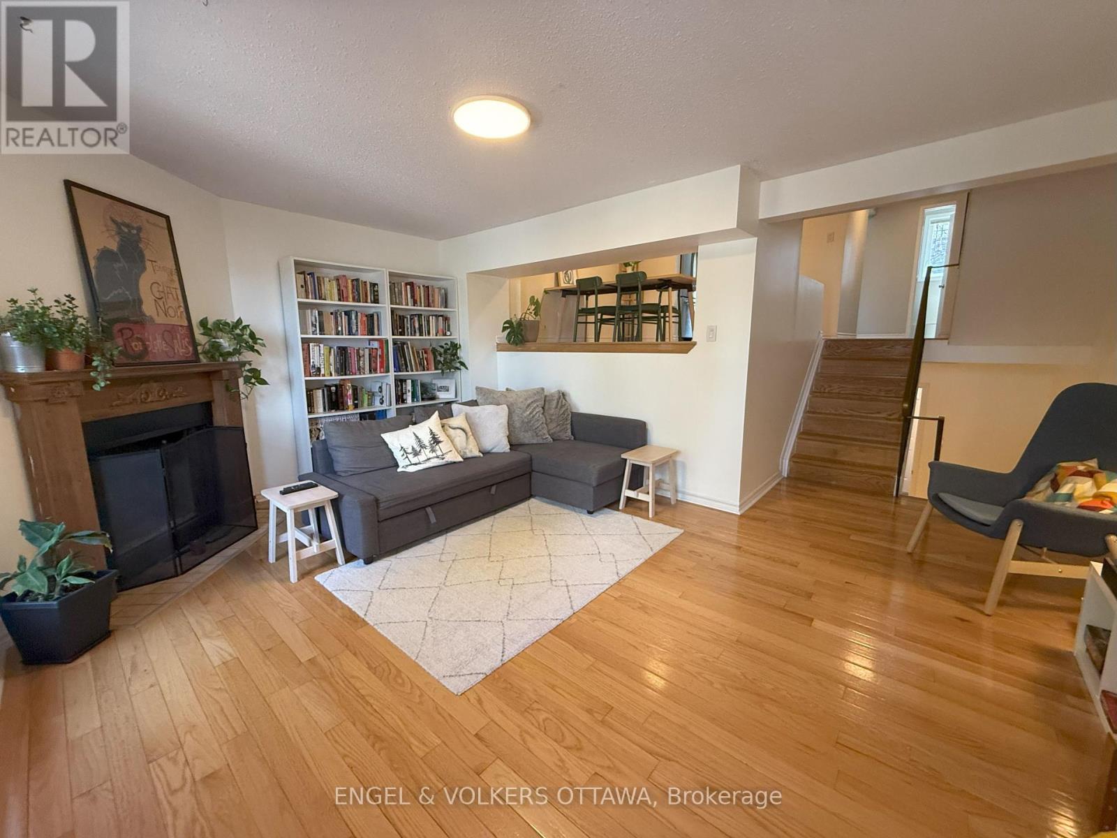 37 Lightfoot Place, Ottawa, Ontario  K2L 3M6 - Photo 2 - X12073252