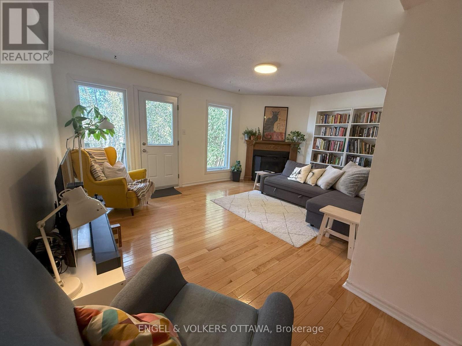 37 Lightfoot Place, Ottawa, Ontario  K2L 3M6 - Photo 3 - X12073252