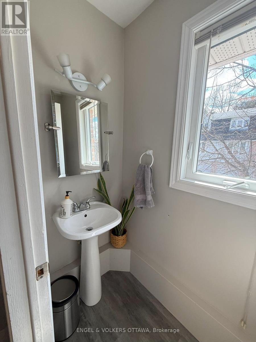 37 Lightfoot Place, Ottawa, Ontario  K2L 3M6 - Photo 9 - X12073252