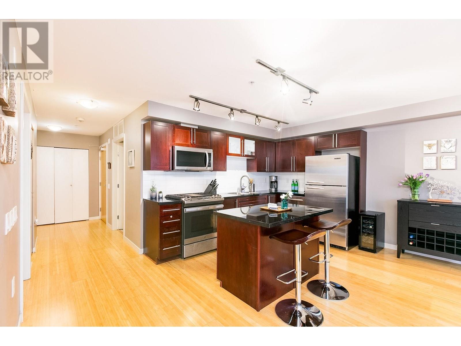 306 122 E 3RD STREET, north vancouver, British Columbia