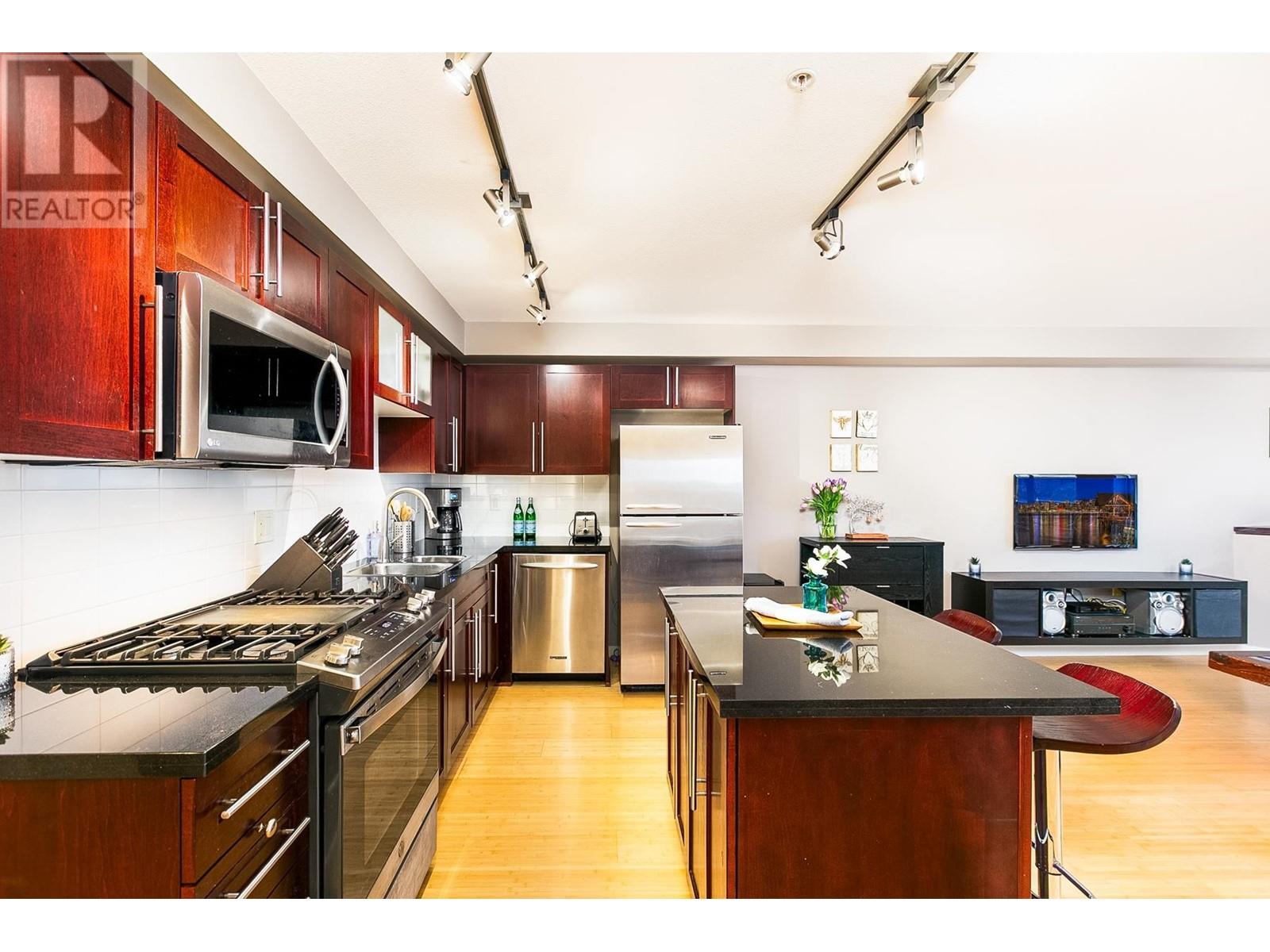 306 122 E 3rd Street, North Vancouver, British Columbia  V7L 1E6 - Photo 3 - R2988678
