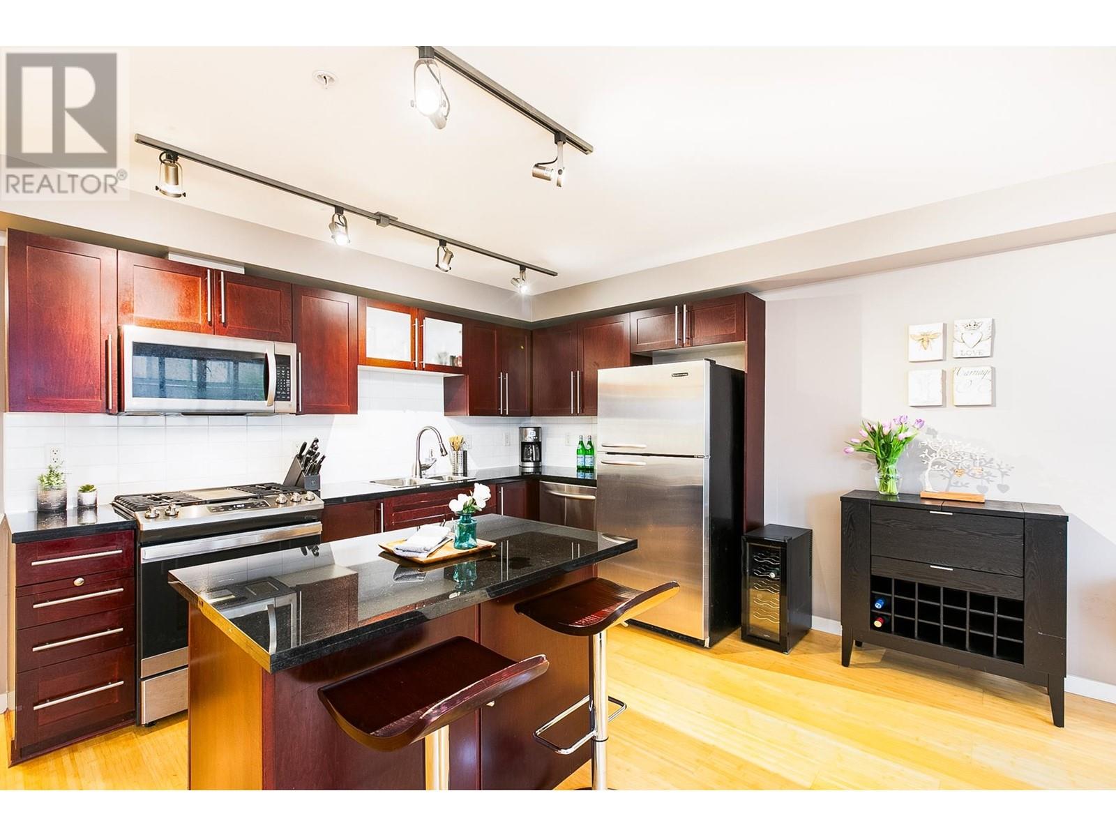 306 122 E 3rd Street, North Vancouver, British Columbia  V7L 1E6 - Photo 4 - R2988678