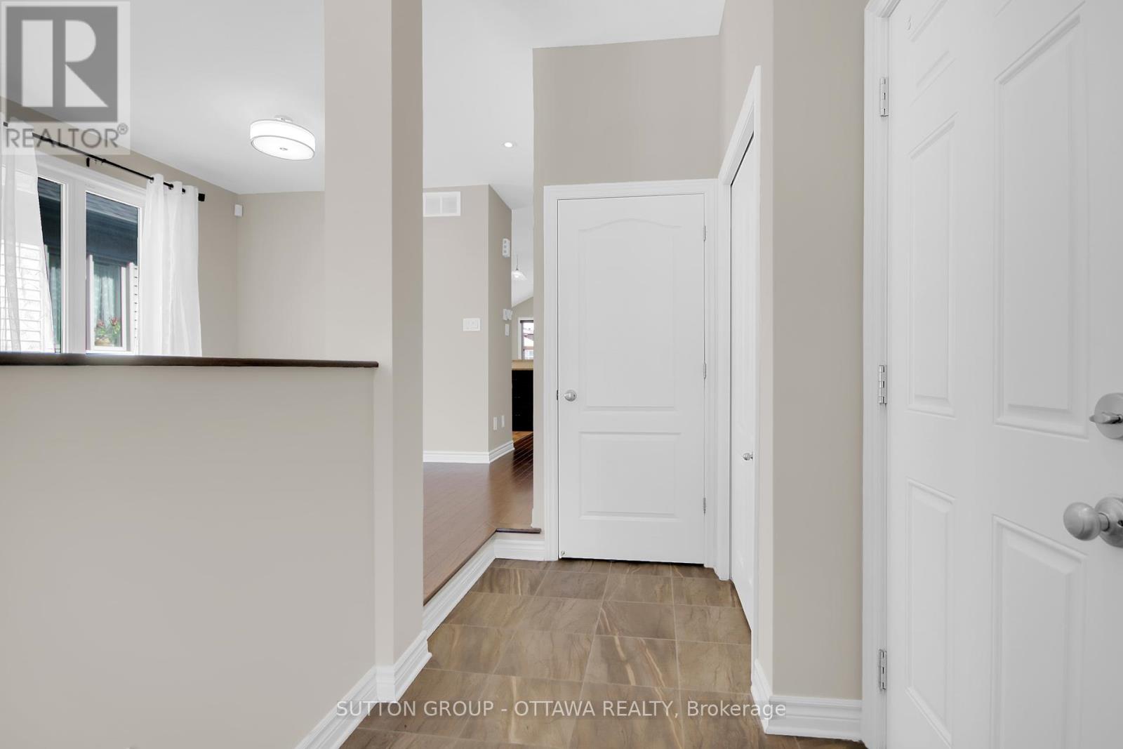 809 Carnelian Crescent, Ottawa, Ontario  K1X 0A8 - Photo 5 - X12073358