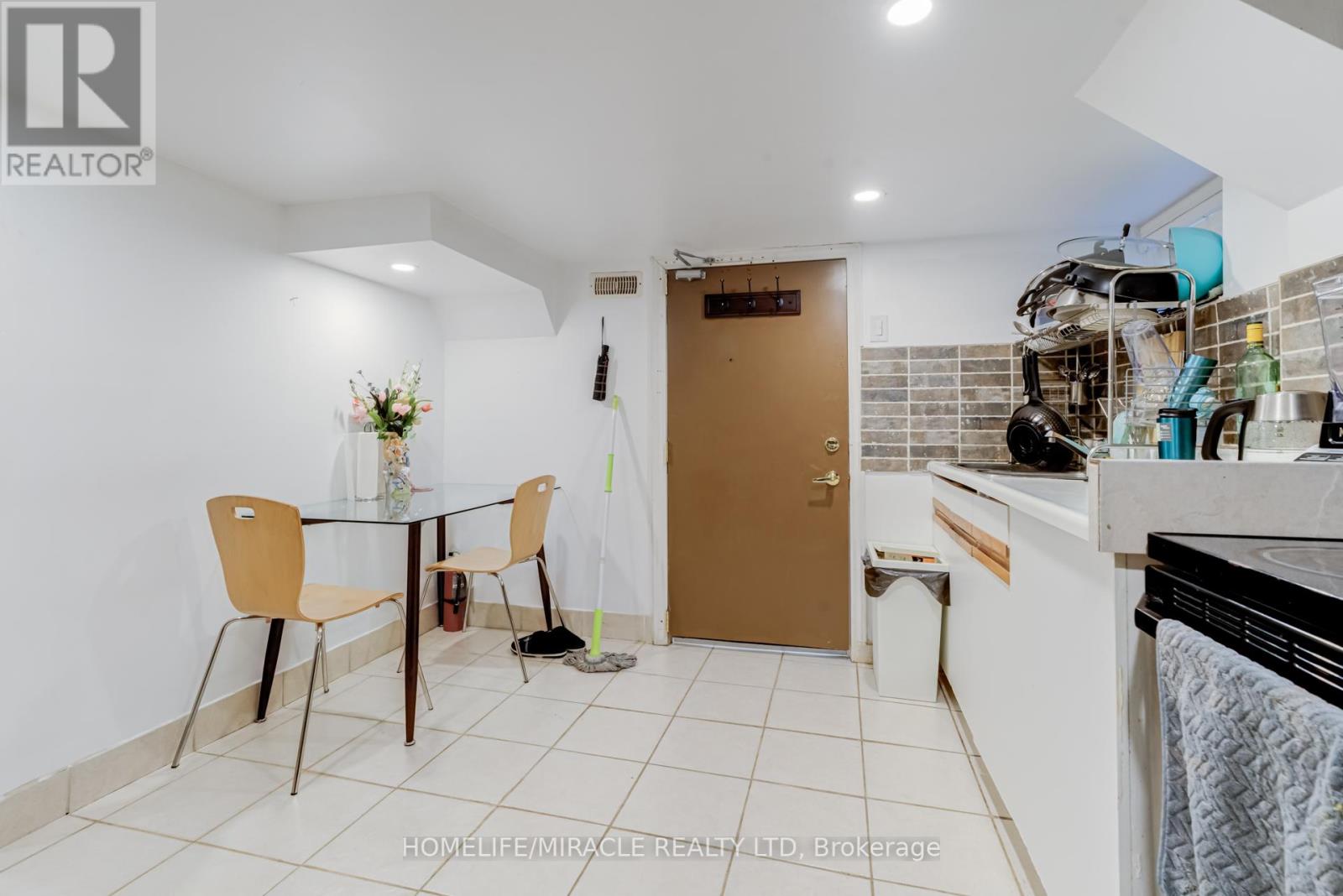 8 Mill Street, Brampton, Ontario  L6X 1S6 - Photo 17 - W12073354