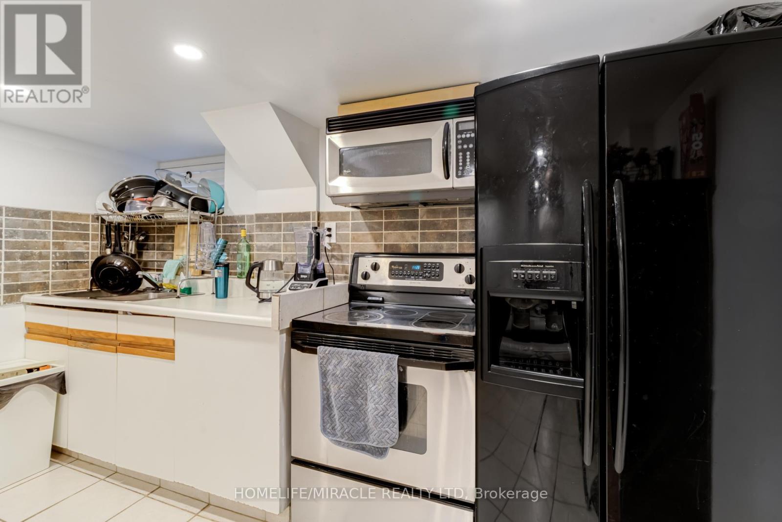 8 Mill Street, Brampton, Ontario  L6X 1S6 - Photo 20 - W12073354