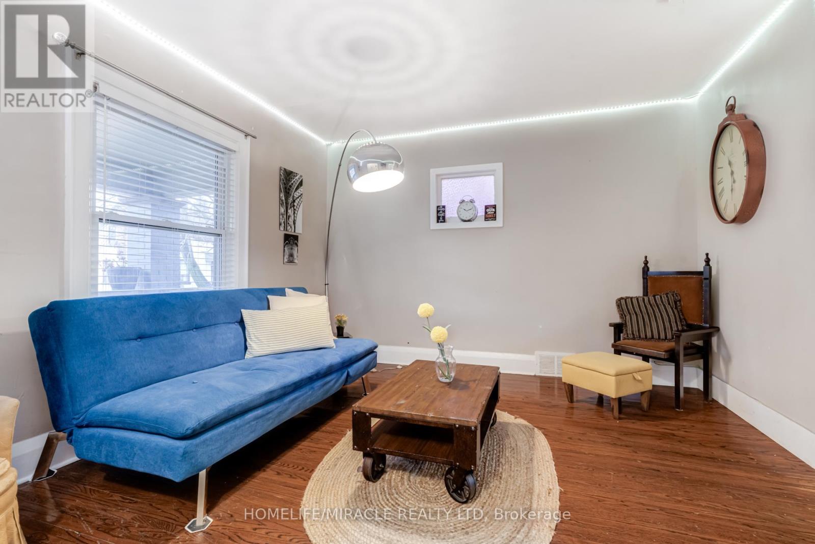 8 Mill Street, Brampton, Ontario  L6X 1S6 - Photo 3 - W12073354