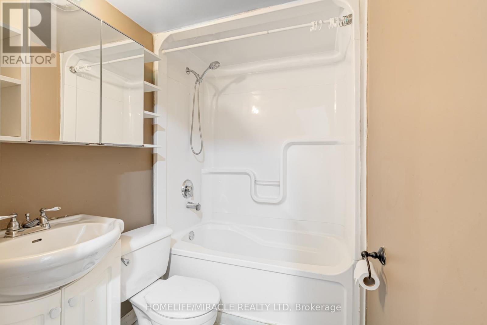 8 Mill Street, Brampton, Ontario  L6X 1S6 - Photo 36 - W12073354