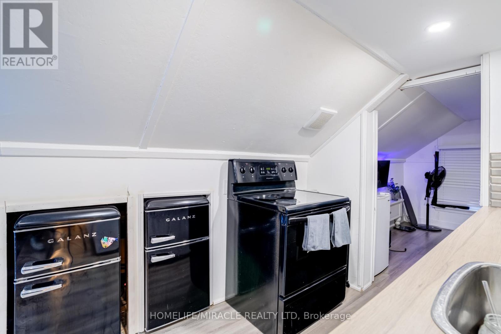 8 Mill Street, Brampton, Ontario  L6X 1S6 - Photo 42 - W12073354