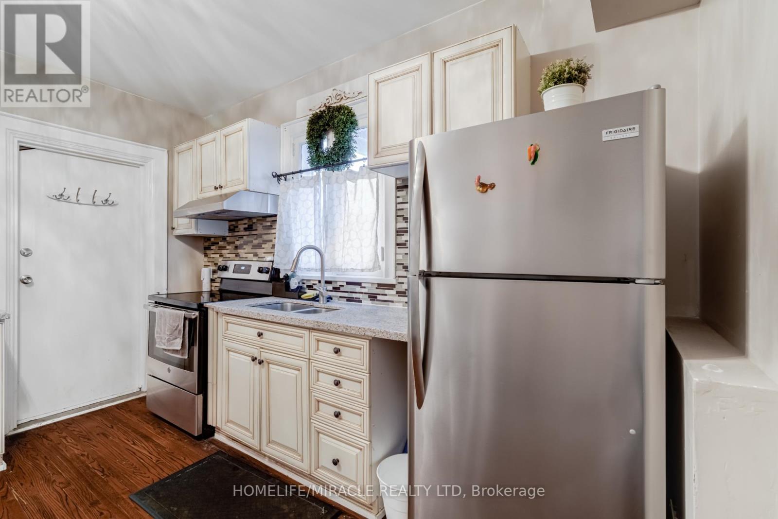 8 Mill Street, Brampton, Ontario  L6X 1S6 - Photo 7 - W12073354