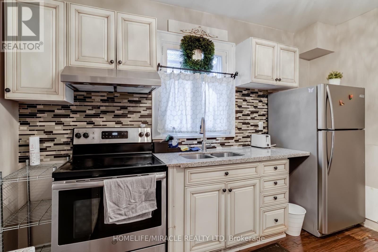8 Mill Street, Brampton, Ontario  L6X 1S6 - Photo 9 - W12073354