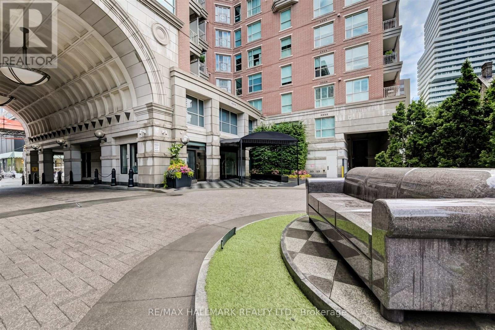 Property at 1201 - 38 AVENUE ROAD image 3