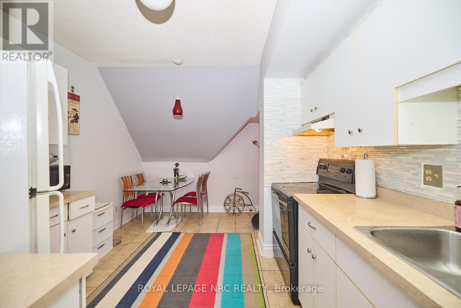 302 - 4872 Valley Way, Niagara Falls, Ontario  L2E 1W3 - Photo 4 - X12073423