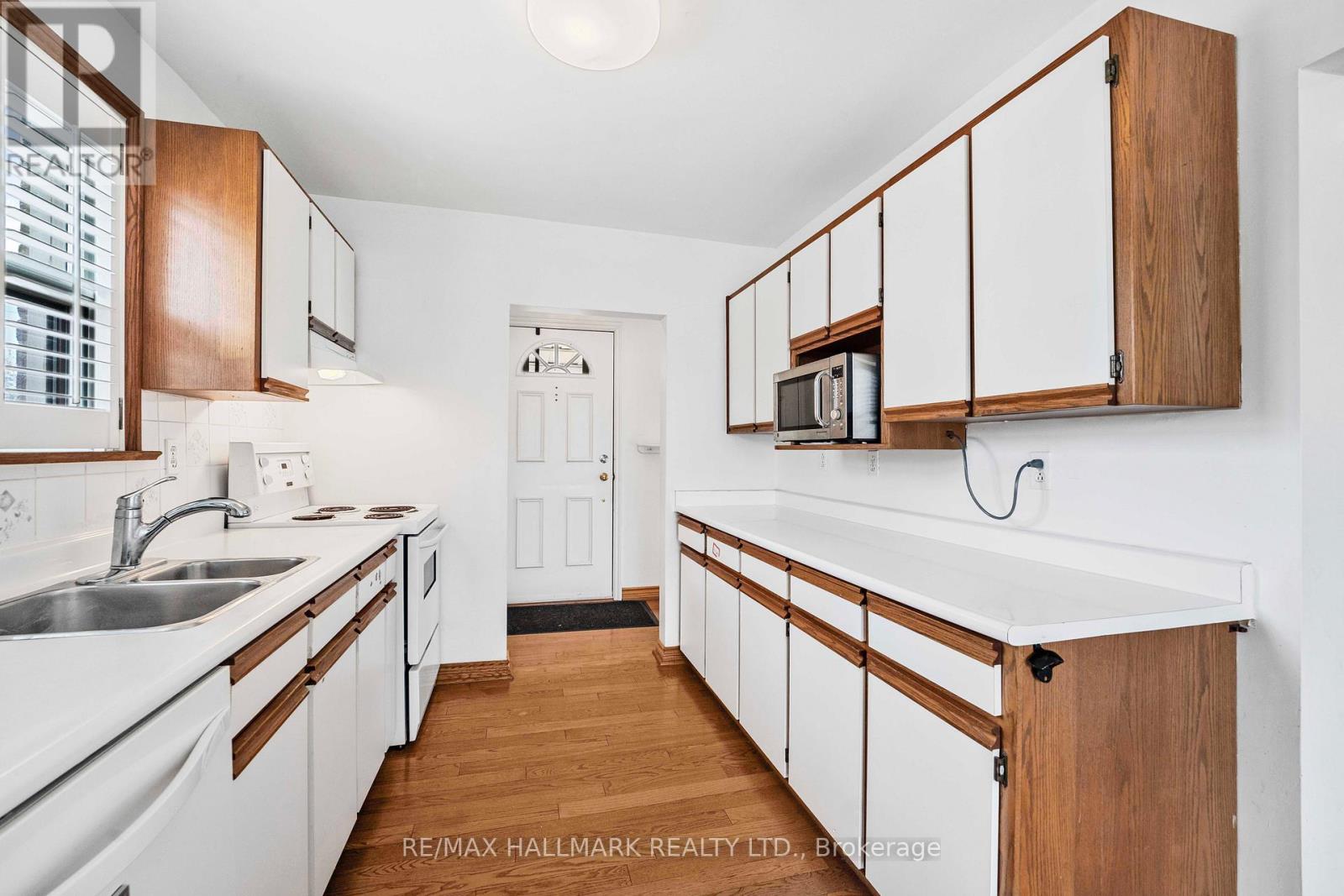17 Tofield Crescent, Toronto (Rexdale-Kipling), Ontario  M9W 2B8 - Photo 13 - W12073401