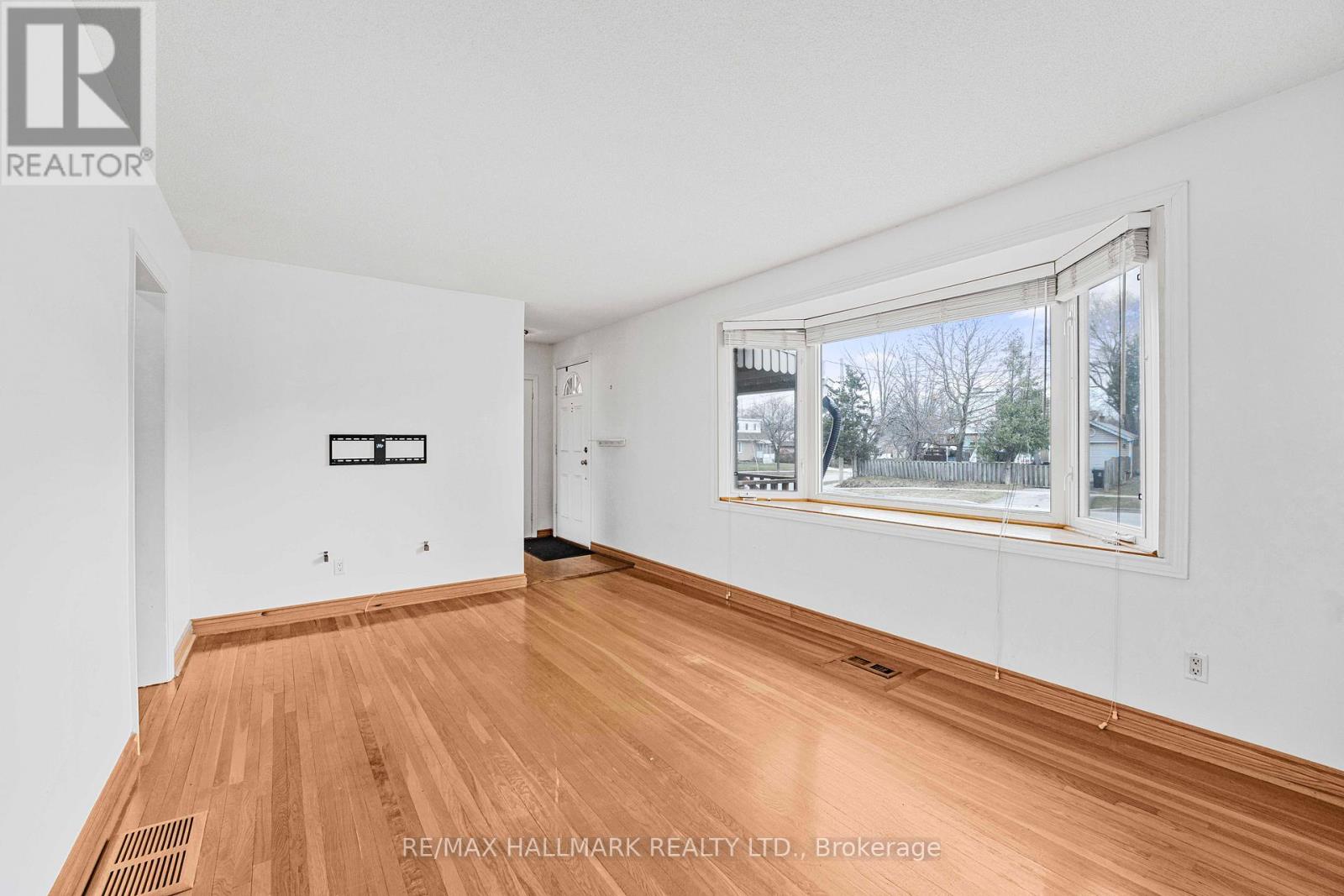 17 Tofield Crescent, Toronto (Rexdale-Kipling), Ontario  M9W 2B8 - Photo 7 - W12073401