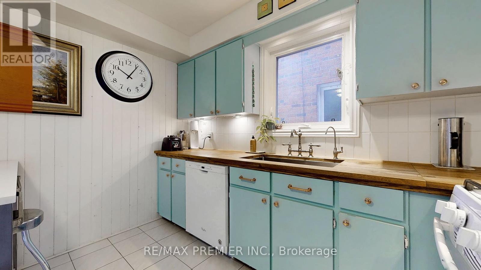 216 Medland Street, Toronto, Ontario  M6P 2N7 - Photo 14 - W12073487