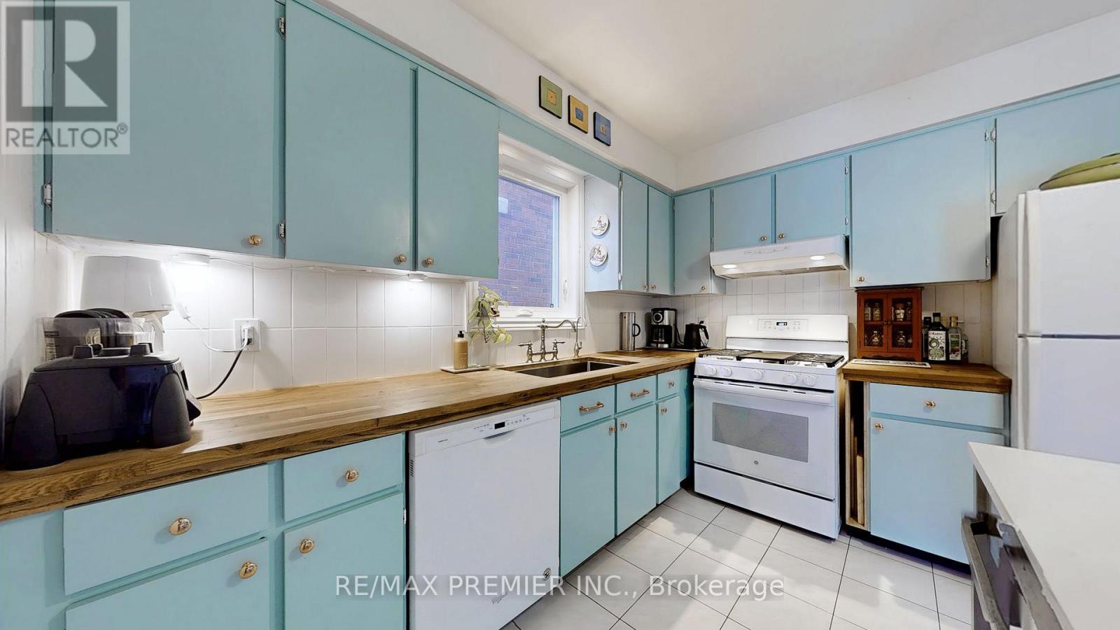 216 Medland Street, Toronto, Ontario  M6P 2N7 - Photo 17 - W12073487