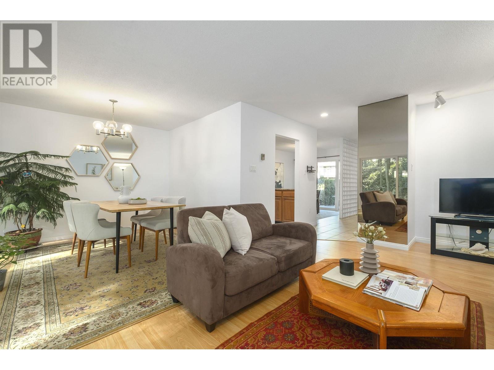 Listing Picture 3 of 33 : 9828 BELFRIAR DRIVE, Burnaby / 本拿比 - 魯藝地產 Yvonne Lu Group - MLS Medallion Club Member