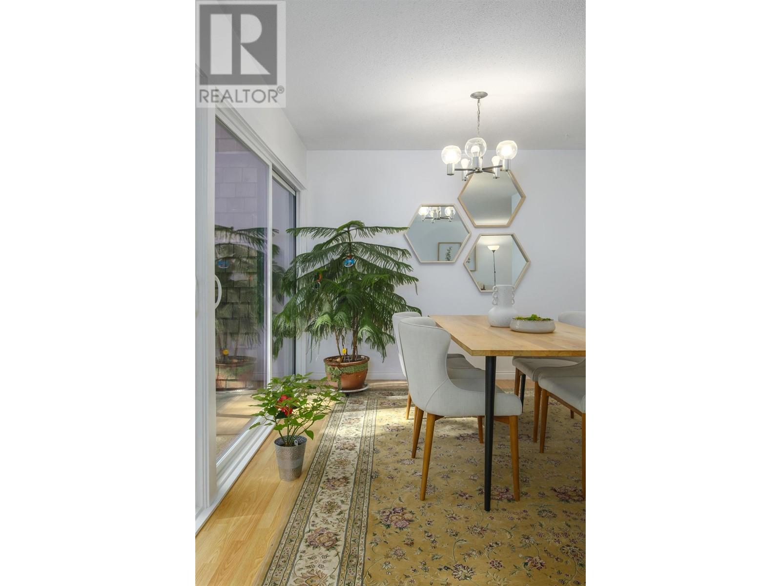 Listing Picture 10 of 33 : 9828 BELFRIAR DRIVE, Burnaby / 本拿比 - 魯藝地產 Yvonne Lu Group - MLS Medallion Club Member