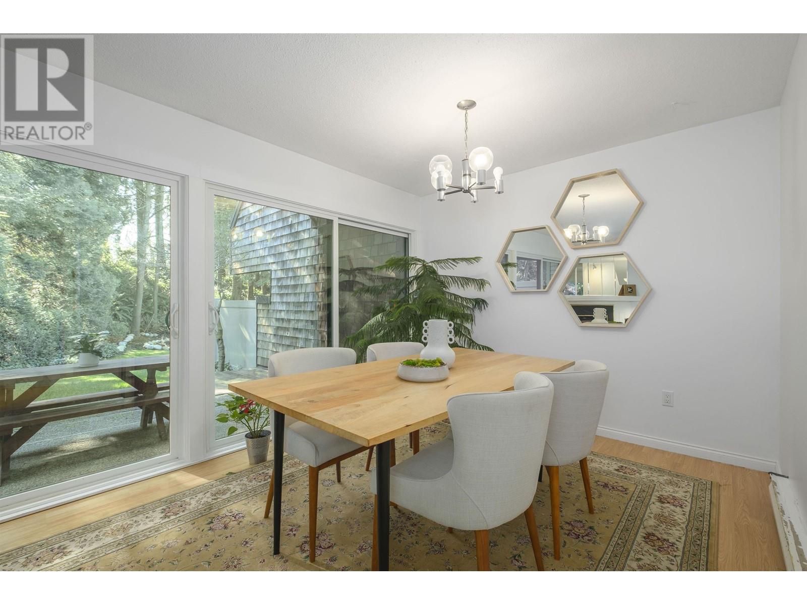 Listing Picture 4 of 33 : 9828 BELFRIAR DRIVE, Burnaby / 本拿比 - 魯藝地產 Yvonne Lu Group - MLS Medallion Club Member