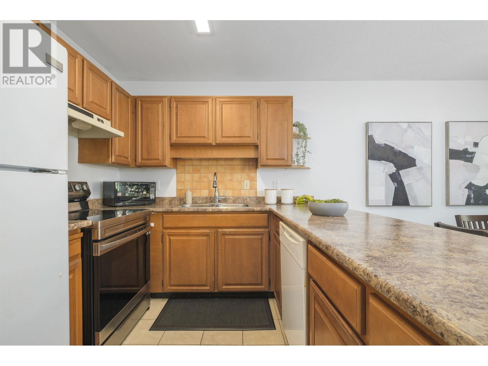 Listing Picture 11 of 33 : 9828 BELFRIAR DRIVE, Burnaby / 本拿比 - 魯藝地產 Yvonne Lu Group - MLS Medallion Club Member