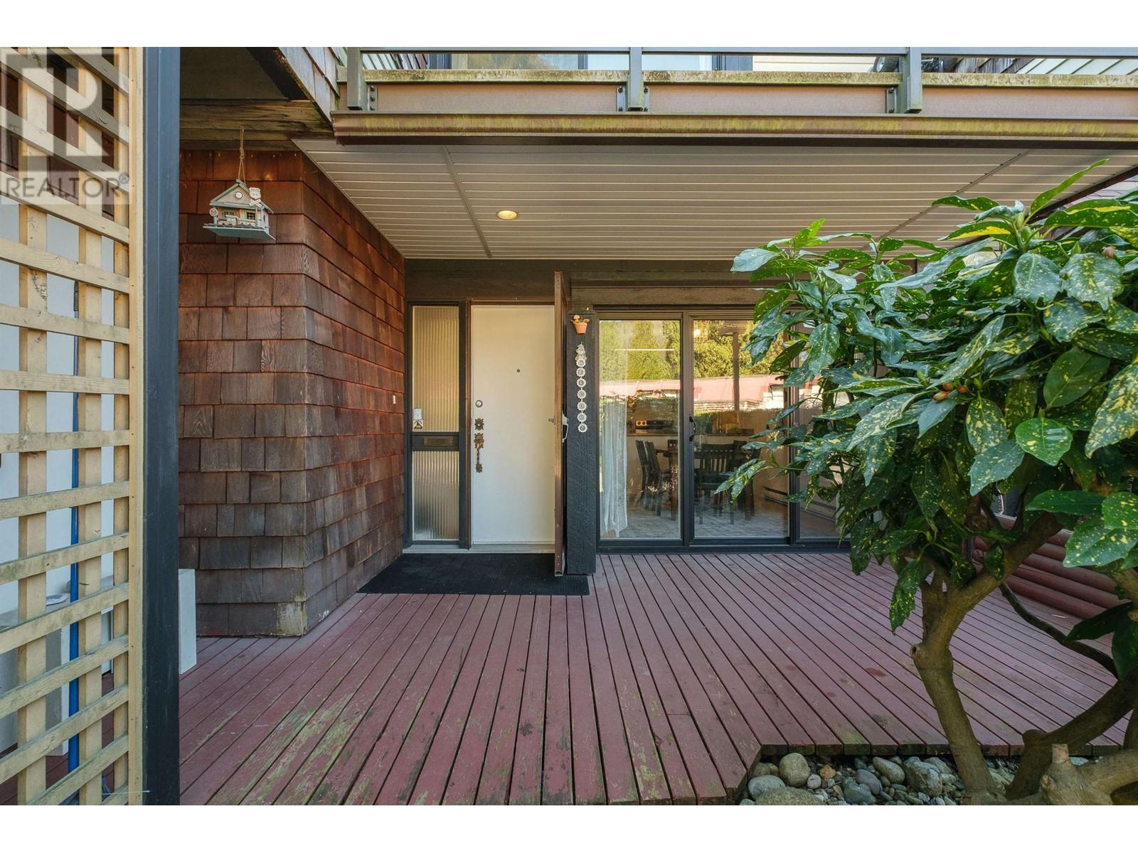 Listing Picture 14 of 33 : 9828 BELFRIAR DRIVE, Burnaby / 本拿比 - 魯藝地產 Yvonne Lu Group - MLS Medallion Club Member