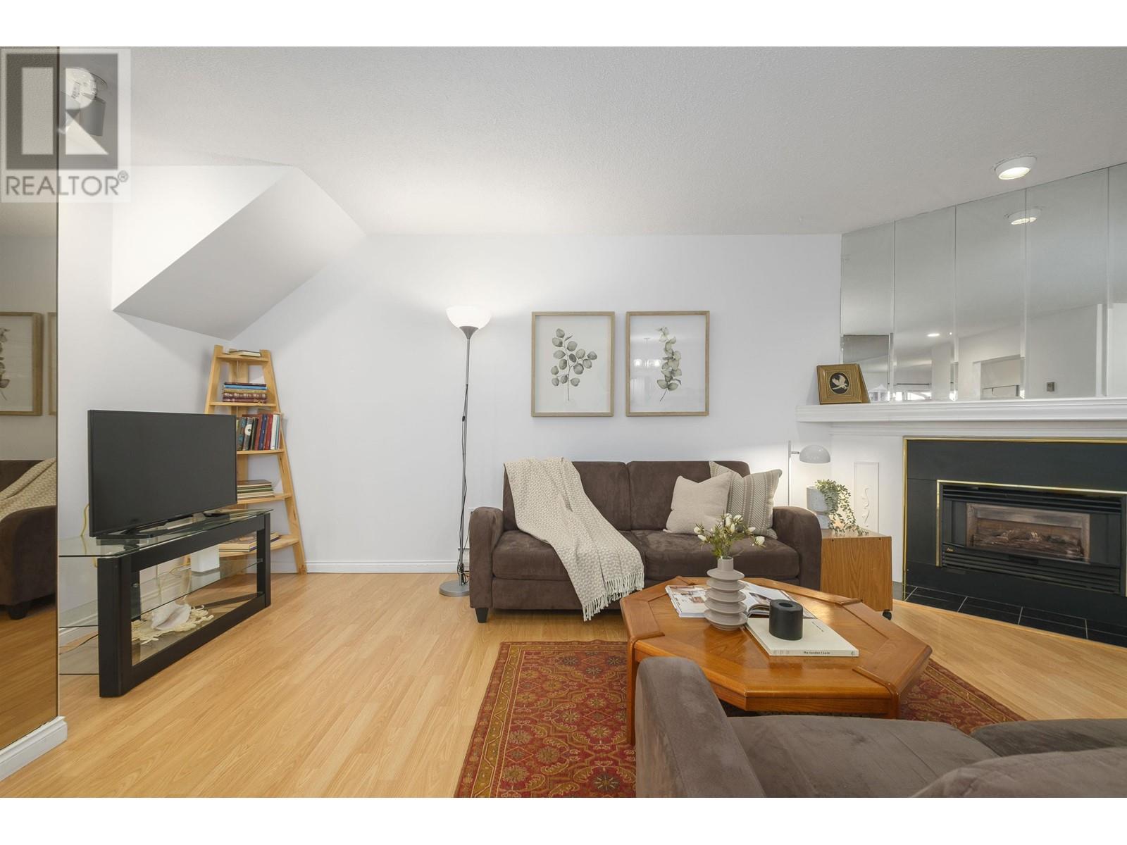 Listing Picture 8 of 33 : 9828 BELFRIAR DRIVE, Burnaby / 本拿比 - 魯藝地產 Yvonne Lu Group - MLS Medallion Club Member