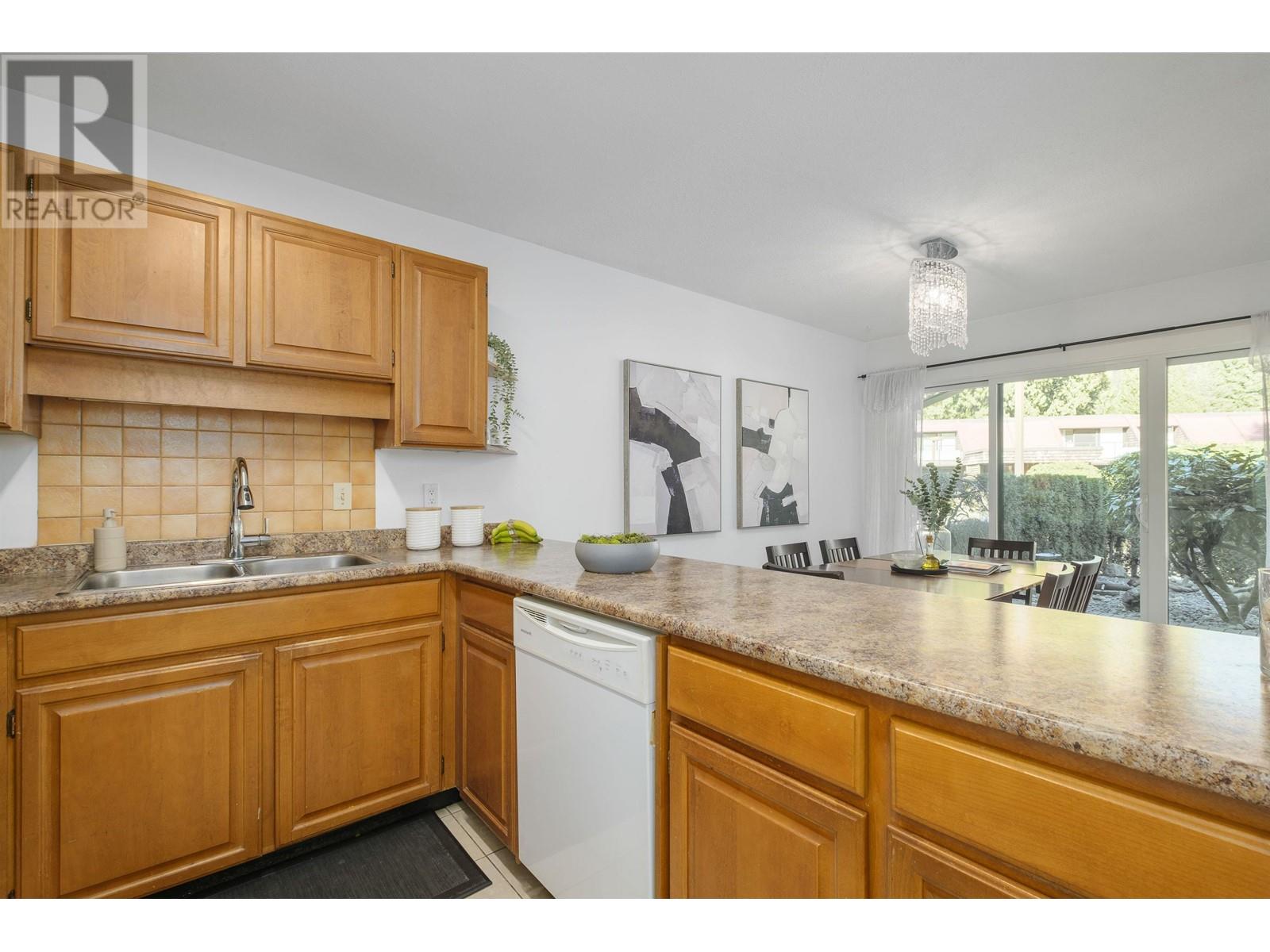 Listing Picture 12 of 33 : 9828 BELFRIAR DRIVE, Burnaby / 本拿比 - 魯藝地產 Yvonne Lu Group - MLS Medallion Club Member