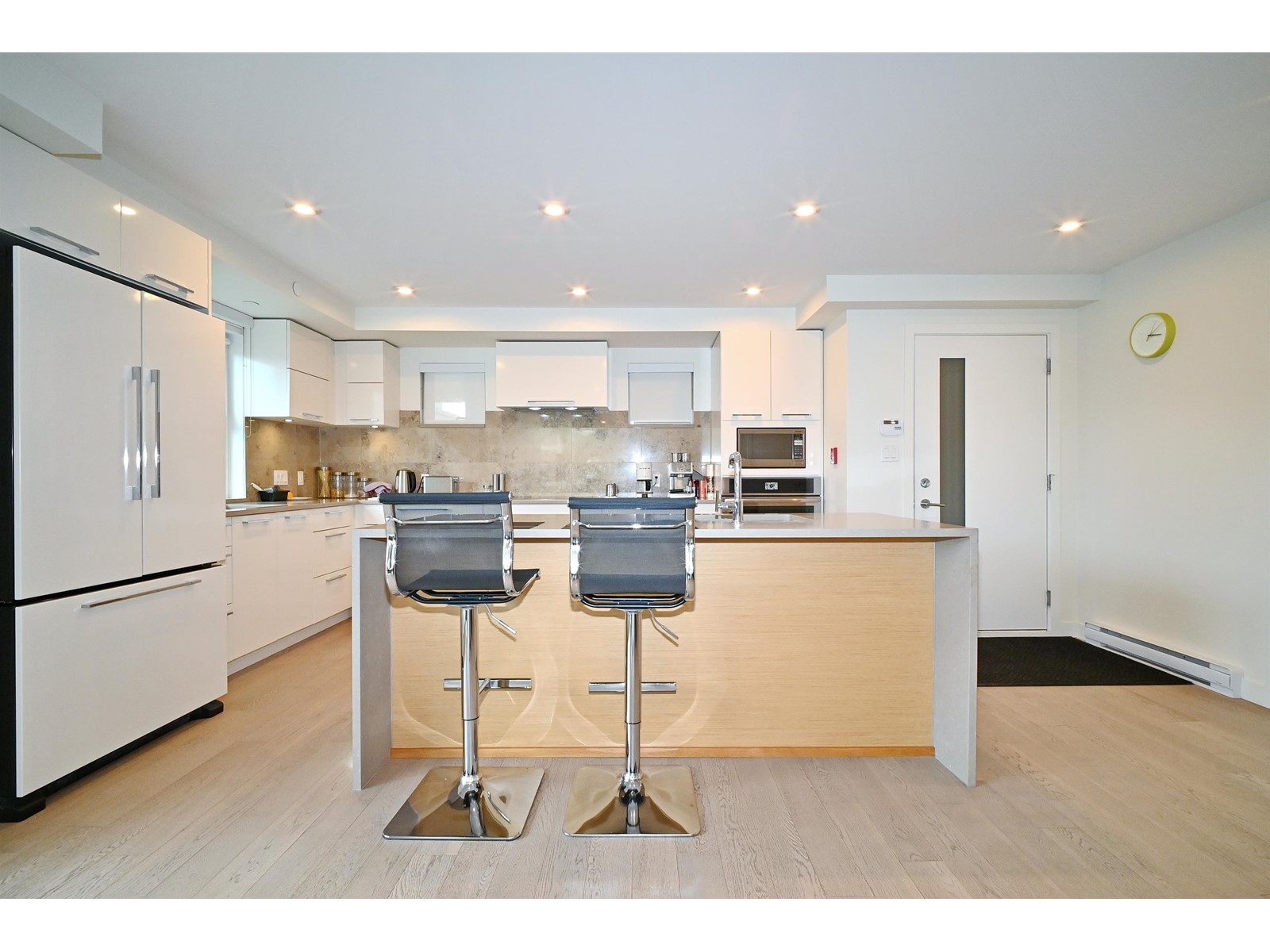 308 1160 Oxford Street, Surrey, British Columbia  V4B 0B3 - Photo 2 - R2988305