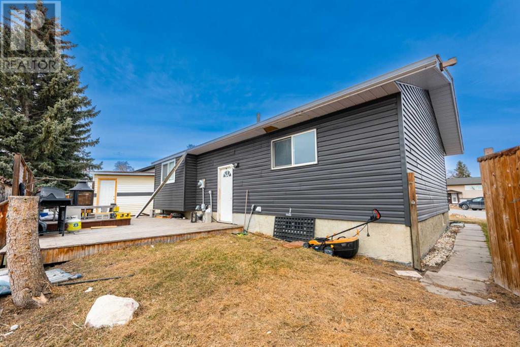 Property at 423 Rundleson Place NE image 4