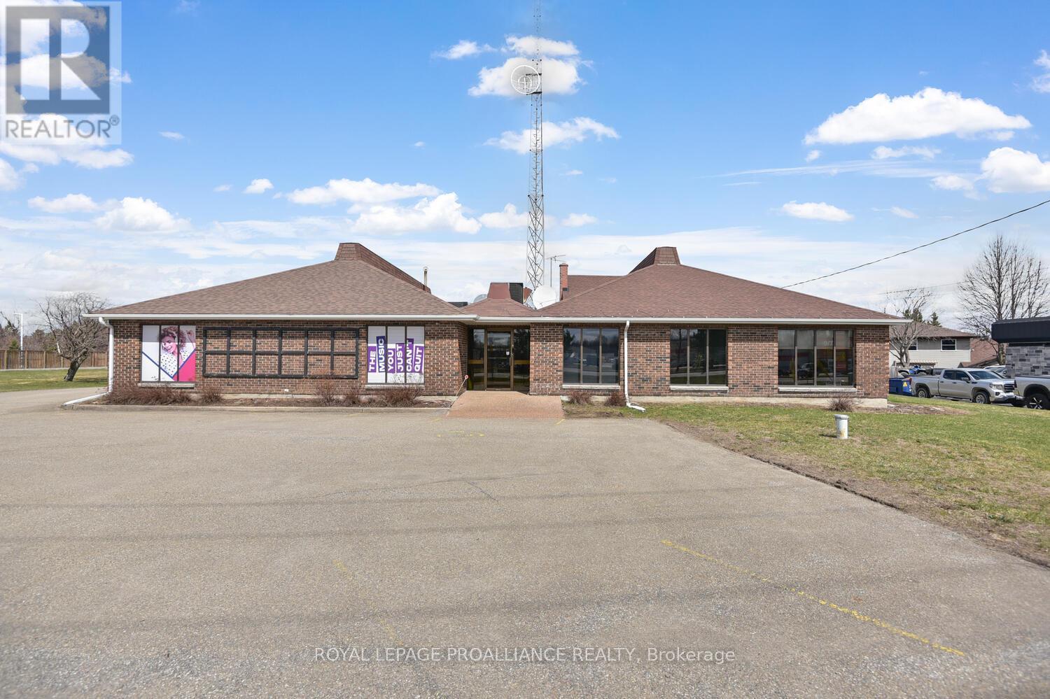 601 Stewart Boulevard, Brockville, Ontario  K6V 6Z6 - Photo 1 - X12073576